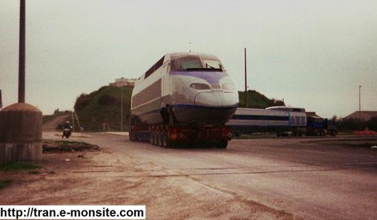 TGV quittant l'usine alstom en direction du port de la rochelle en 2002