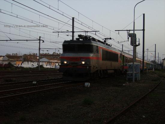 BB 72000 en tête d'un Téoz en gare de Bègles et en direction de Bordeaux Saint Jean