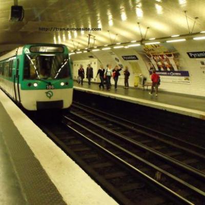 Métro de Paris ligne 7 station Pyramides