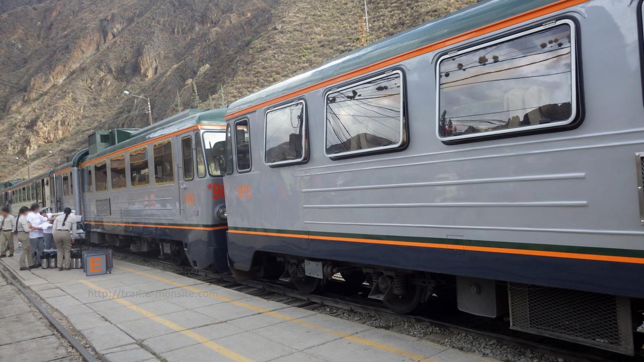 Train de voyageurs au Pérou