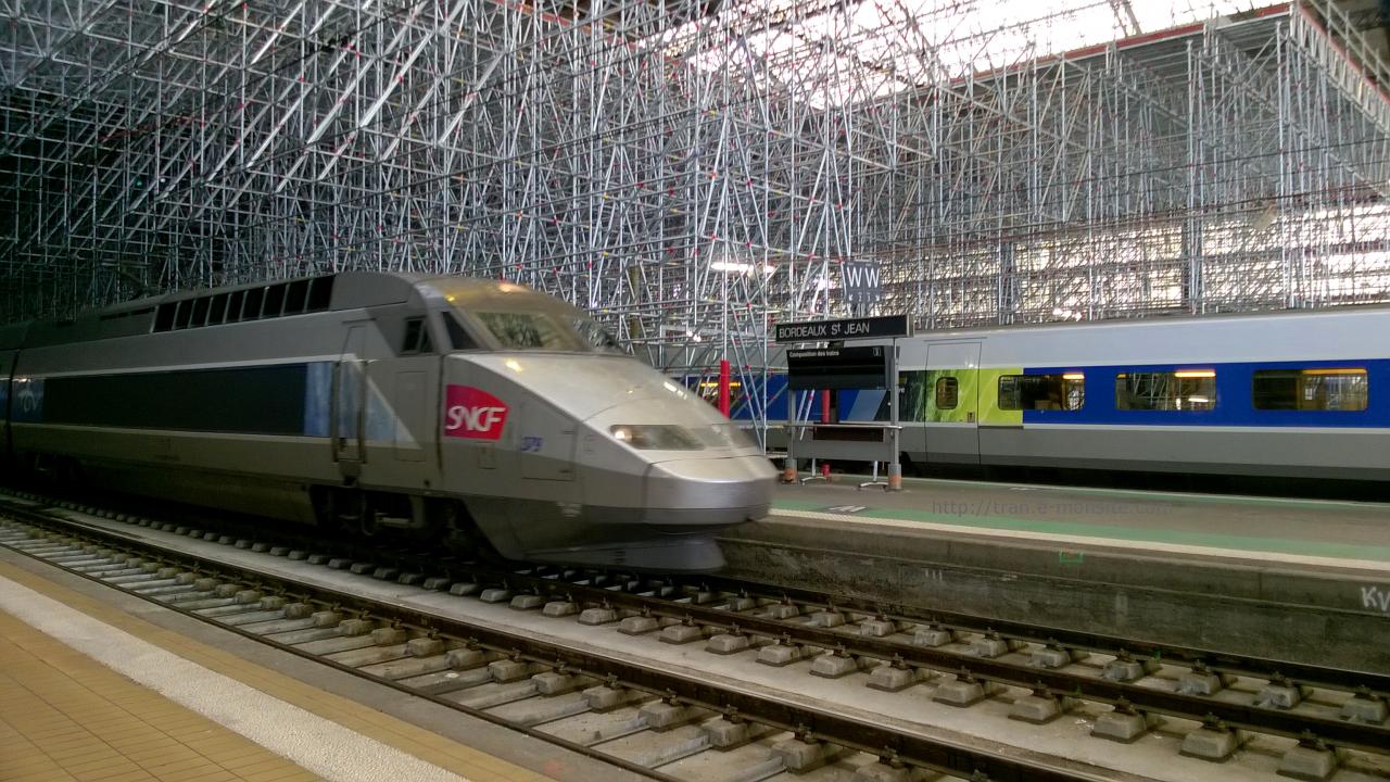 TGV quittant la gare de Bordeaux sous les Echafaudages