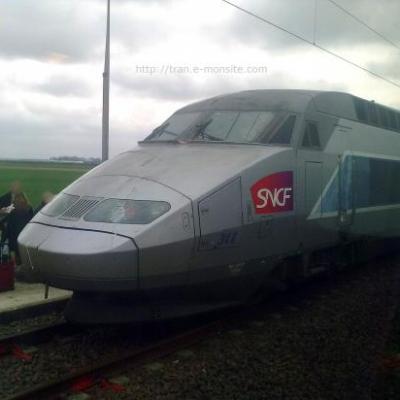 TGV Atlantique sur LGV après avoir heurté la caténaire arrachée