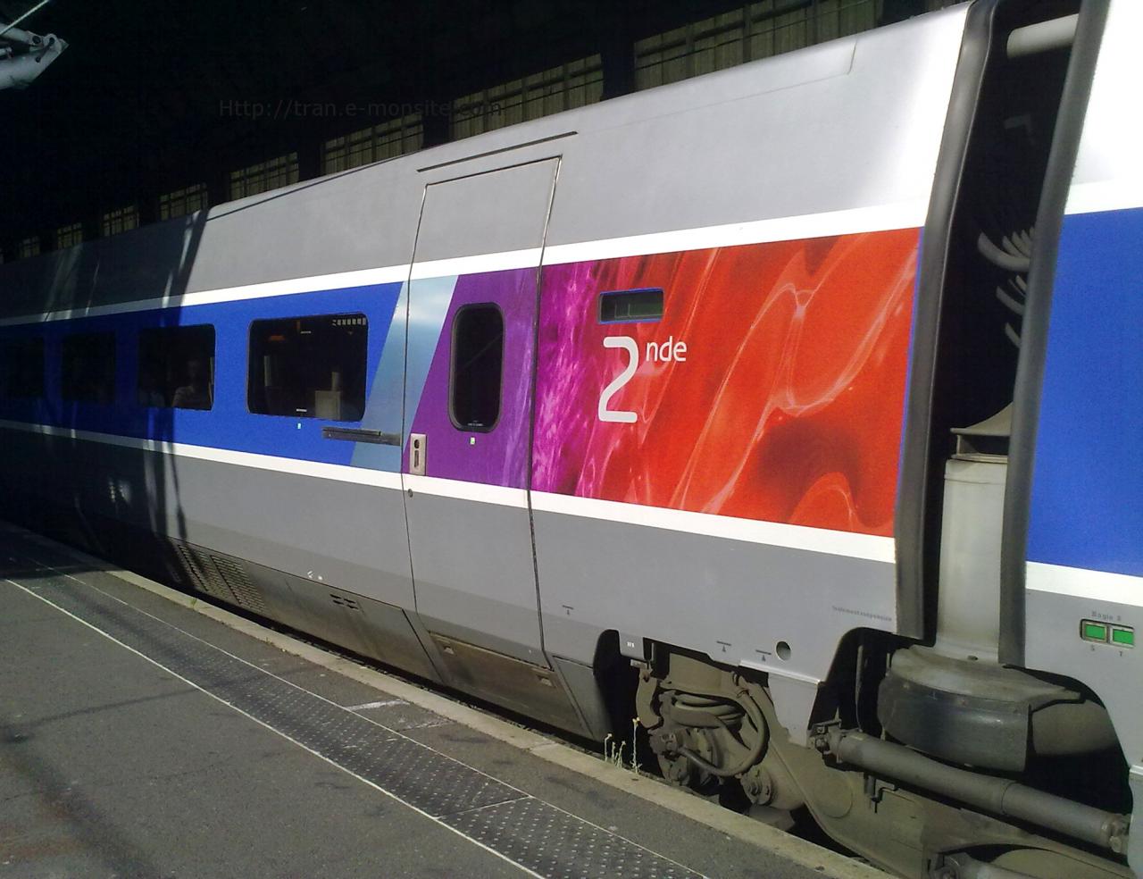 Voiture TGV 2eme classe relooké par Lacroix