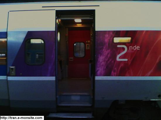 Voiture 2éme classe du TGV Atlantique 8444 relooké par Lacroix en gare de Bordeaux et à destination de Paris Montparnasse