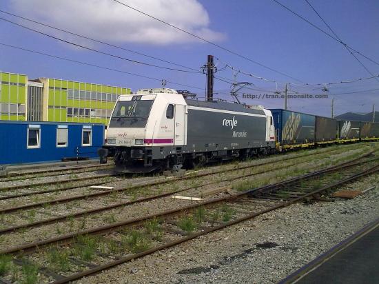 Locomotive 253 066-5 de la Renfe en gare de triage d'Hendaye