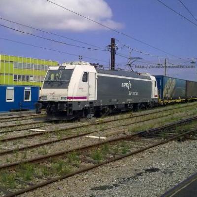 Locomotive 253 066-5 de la Renfe en gare de triage d'Hendaye