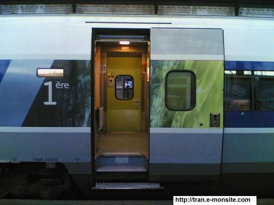 Voiture 1er classe du TGV Atlantique 8444 relooké par Lacroix en gare de Bordeaux et à destination de Paris Montparnasse