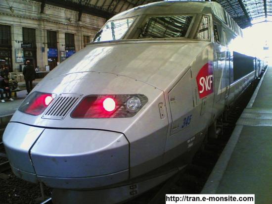 TGV Atlantique 8444 relooké par Lacroix en gare de Bordeaux et à destination de Paris Montparnasse