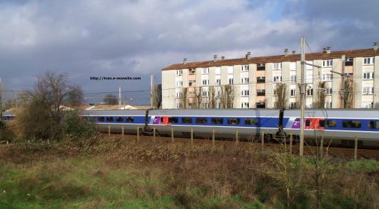 TGV Atlantique relooké par Lacroix arrivant à Bordeaux