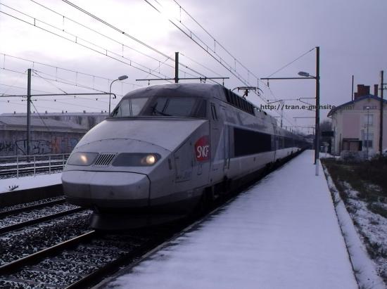TGV Atlantique arrivant à Bordeaux sous la neige