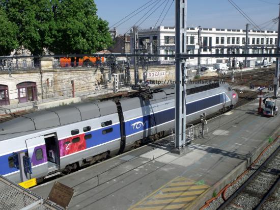 TGV attendant le départ en gare de Bordeaux