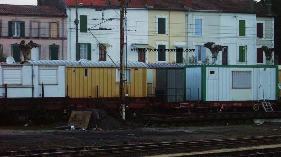 Wagons de chantier avec bungalows en gare de Dax le 5/12/2009