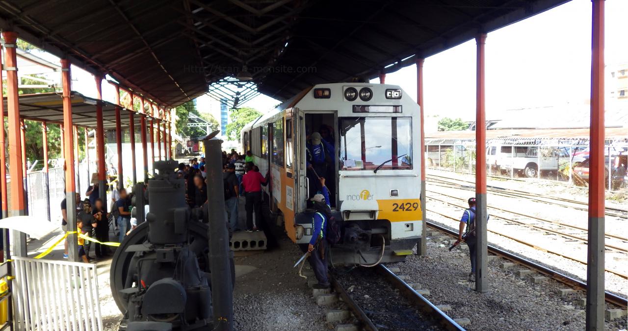 Train de banlieue en gare de San José au Costa Rica 
