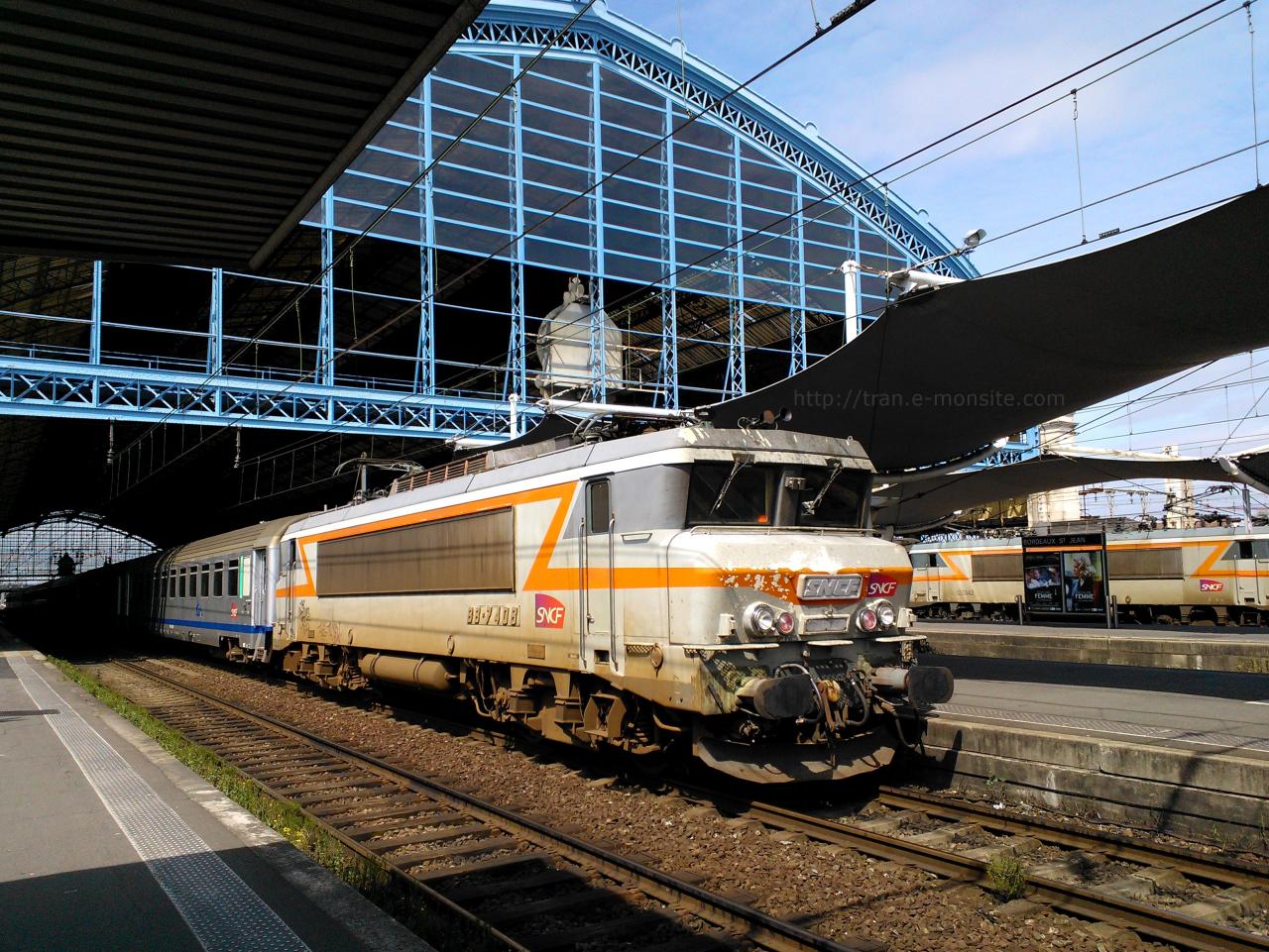 Locomotive BB 7408 en tête d'un TER Aquitaine pour Hendaye le 26/06/13