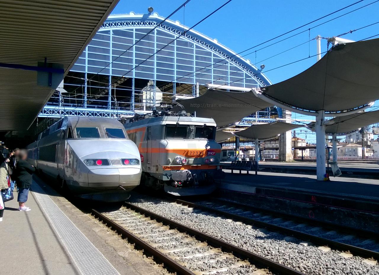 TGV Atlantique et BB 7334 en gare de Bordeaux