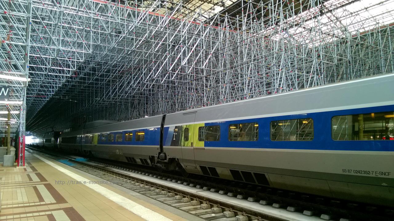 TGV en gare de Bordeaux sous les échafaudages 