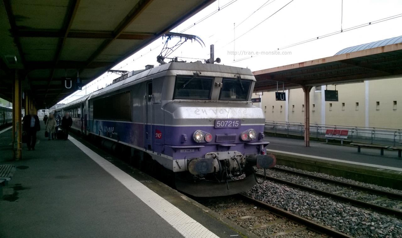 BB 7215 en tête d'un Intercité en gare de Lourdes