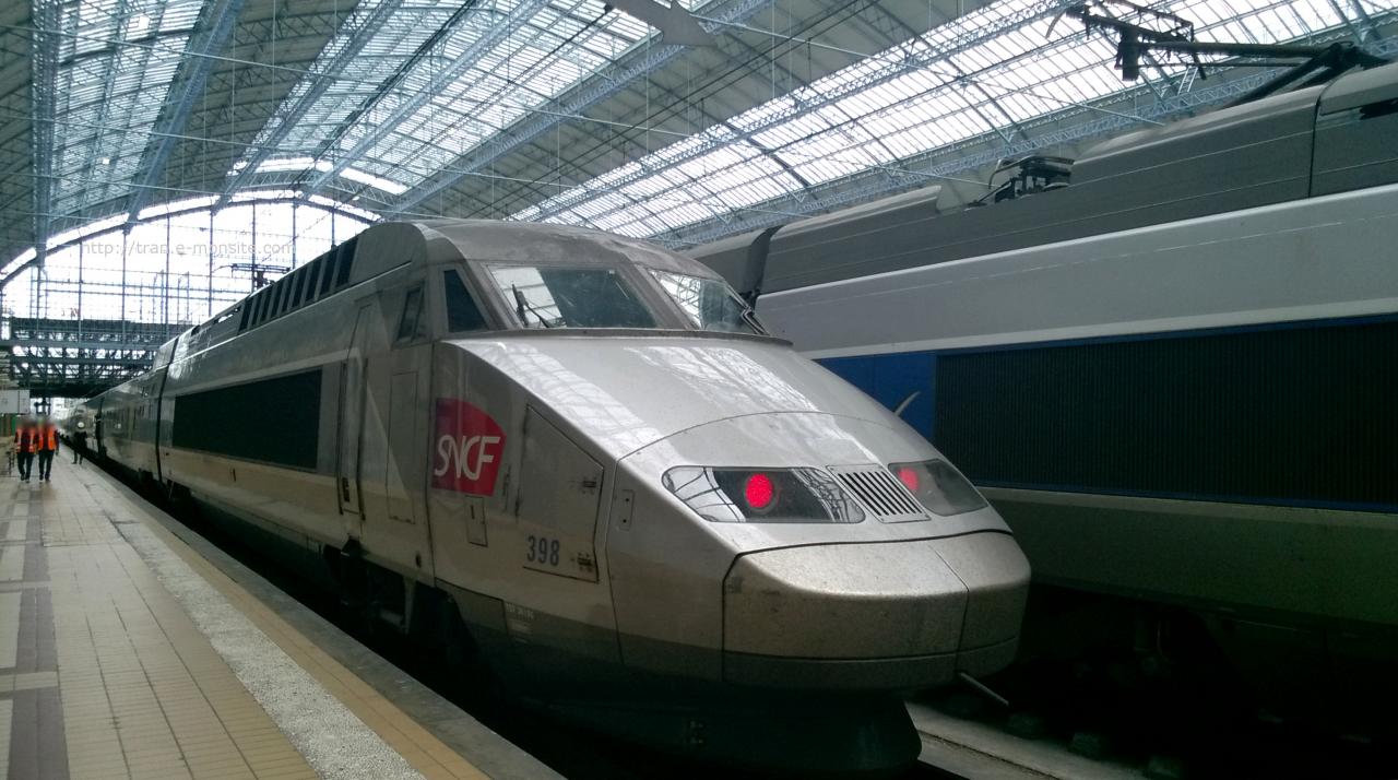 TGV Atlantique sous la verrière rénovée de la gare de Bordeaux