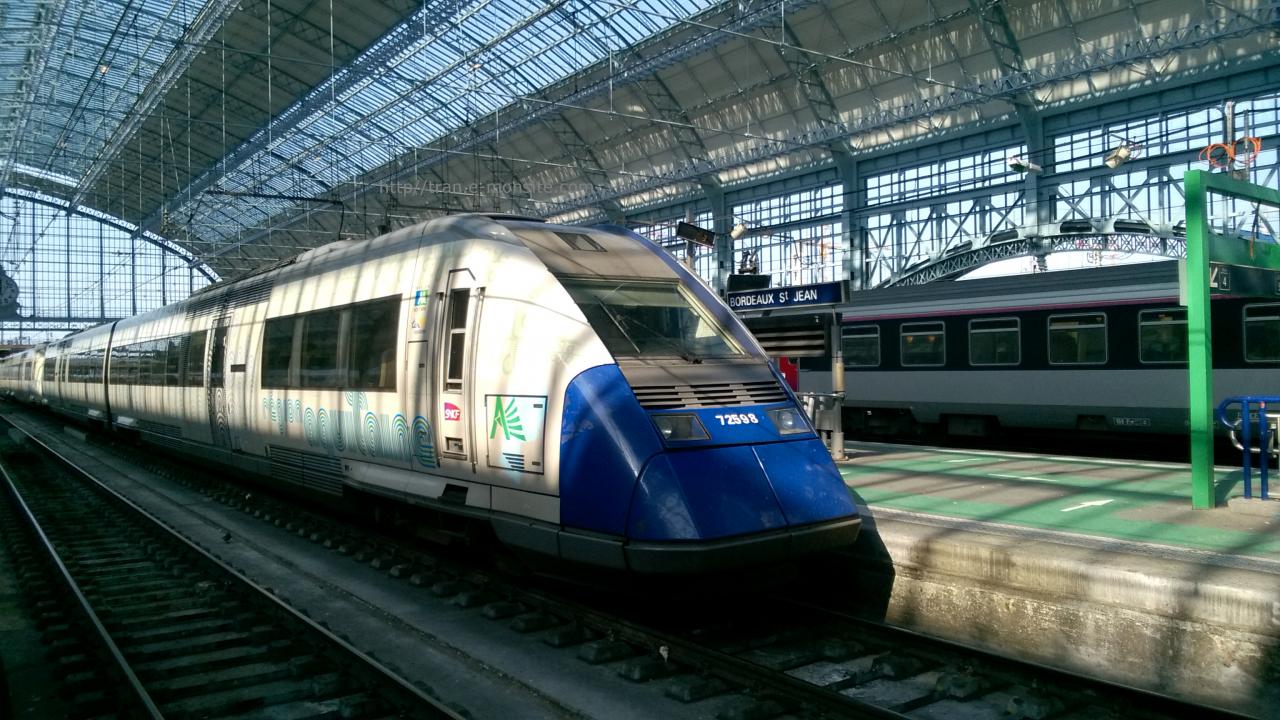 Autorail X 72598 en gare de Bordeaux en livré Aquitaine
