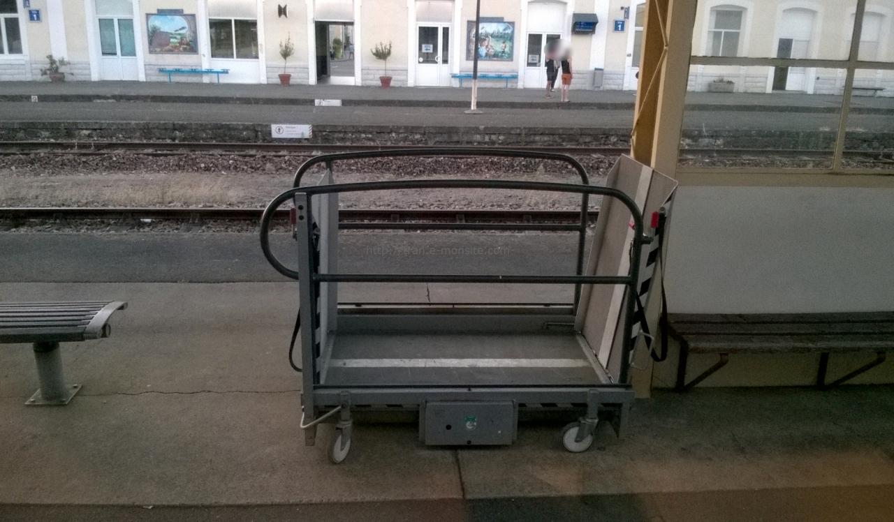 Rampe d’accès aux trains pour personnes à mobilité réduite